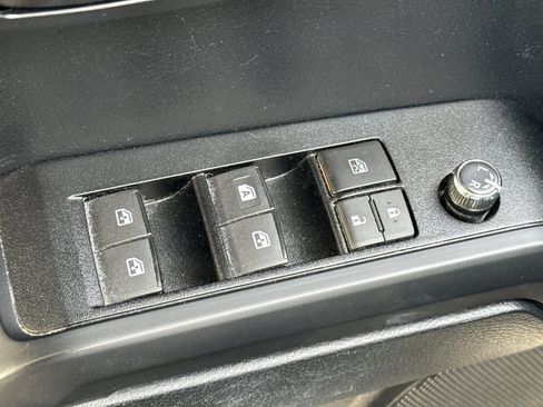 Used 2018 Toyota Tacoma SR image 13