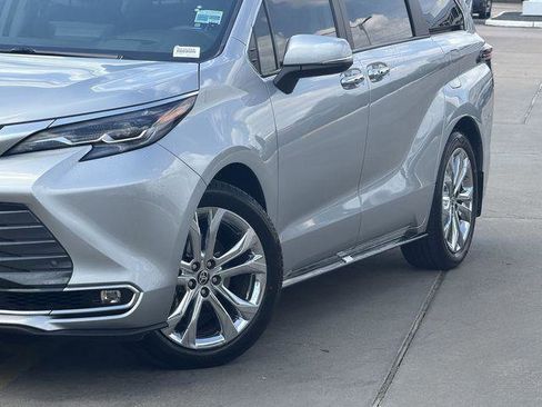 Certified 2024 Toyota Sienna Platinum FWD image 3