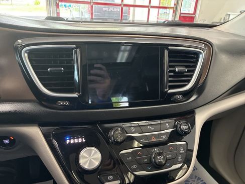Used 2018 Chrysler Pacifica Touring-L Plus FWD image 51