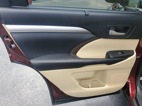 Used 2016 Toyota Highlander XLE AWD/4WD image 9