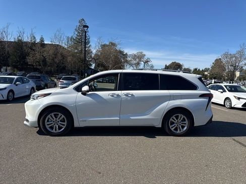 Used 2021 Toyota Sienna Platinum image 1