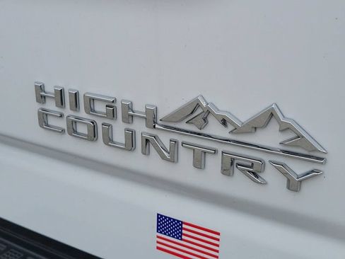 Used 2024 Chevrolet Silverado 2500 High Country w/ Technology Package AWD/4WD image 8