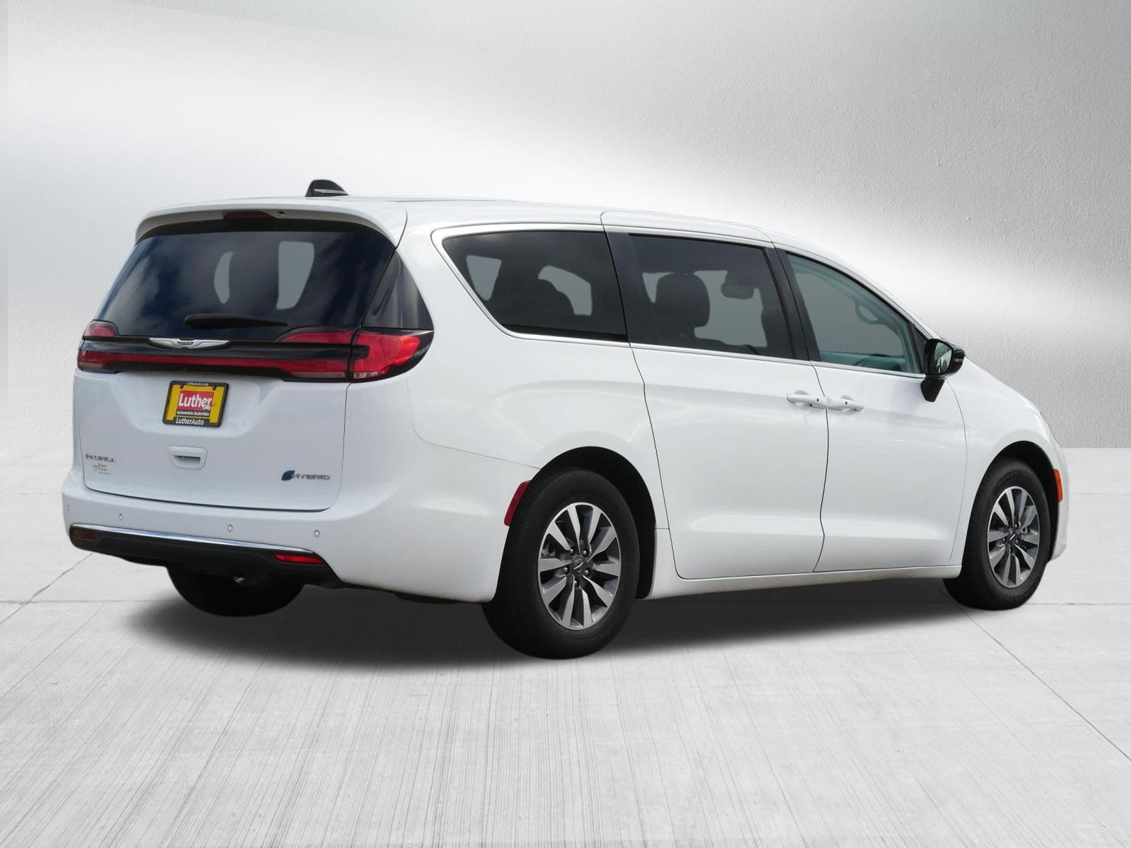 Used 2024 Chrysler Pacifica Limited FWD image 7