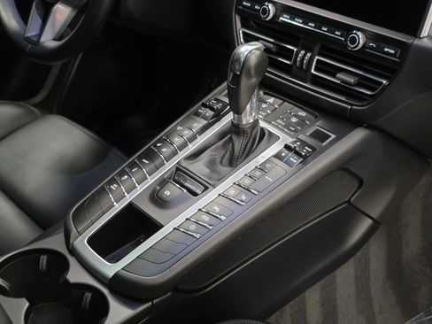 Used 2021 Porsche Macan Turbo AWD/4WD image 39