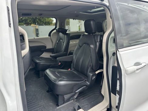 Used 2018 Chrysler Pacifica Limited FWD image 10