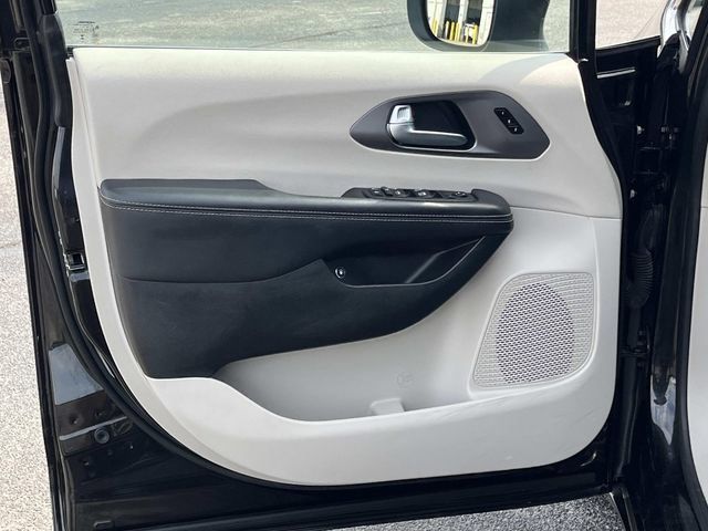 Used 2023 Chrysler Pacifica Touring-L FWD image 26