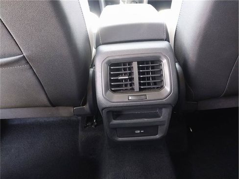 Used 2025 Volkswagen Taos SE AWD/4WD image 12