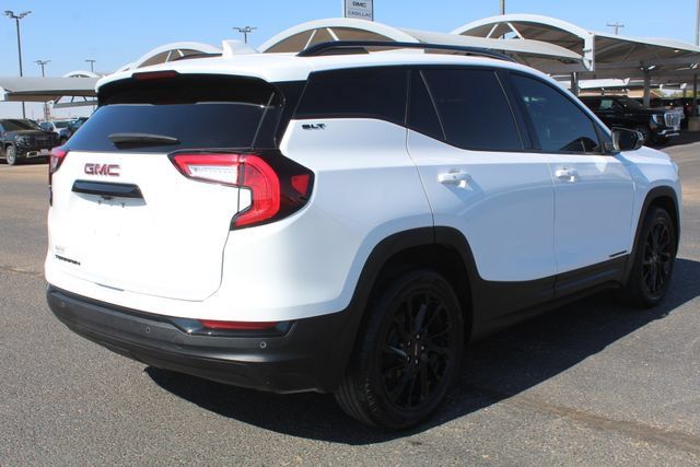 Used 2024 GMC Terrain SLT w/ Infotainment Package II FWD image 3