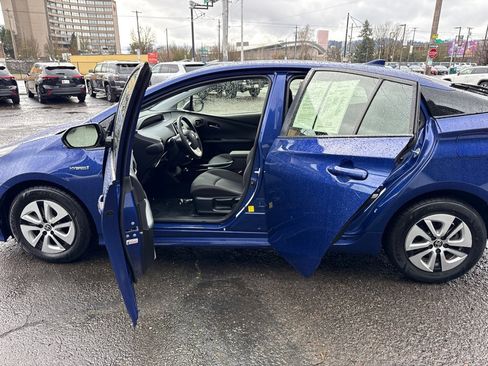 Used 2016 Toyota Prius Three image 18