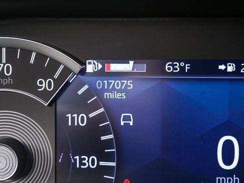 Used 2023 Land Rover Discovery Sport SE image 12