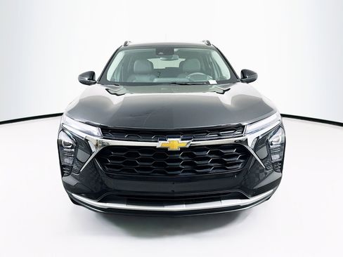 Used 2025 Chevrolet Trax LT image 2