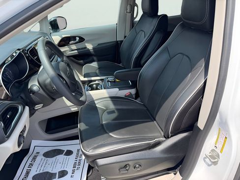 Used 2024 Chrysler Pacifica Limited FWD image 20