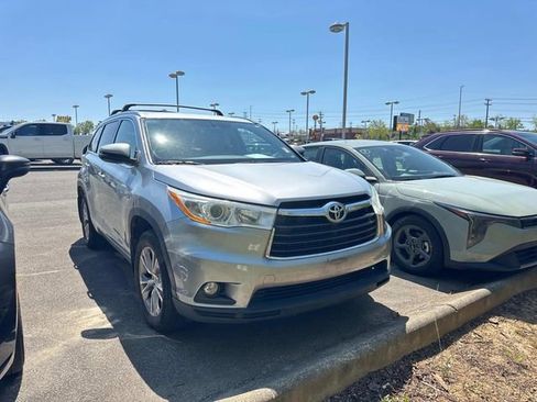 Used 2014 Toyota Highlander XLE image 2