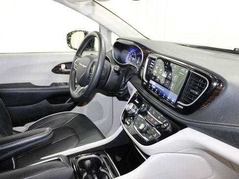 Used 2023 Chrysler Pacifica Limited FWD image 33