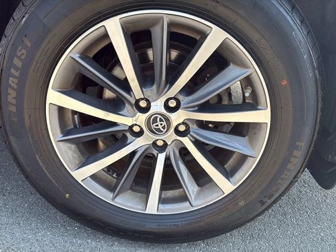 Used 2017 Toyota Highlander XLE w/ Carpet Mat Package AWD/4WD image 6