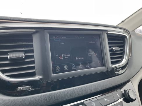 Used 2018 Chrysler Pacifica Touring-L image 18