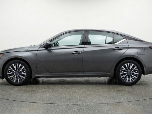 Used 2025 Nissan Altima 2.5 SV FWD image 4
