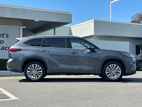 Used 2023 Toyota Highlander Platinum FWD image 6