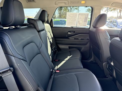 Used 2024 Nissan Pathfinder SL image 14