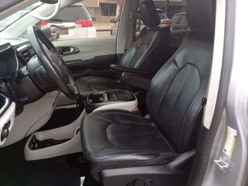 Used 2020 Chrysler Pacifica Touring-L image 10