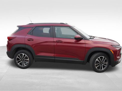 Used 2024 Chevrolet TrailBlazer LT w/ LT Cold Weather Package AWD/4WD image 2