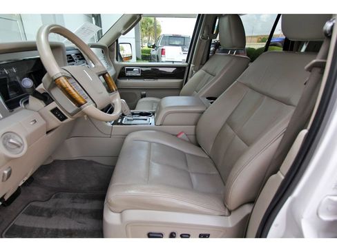 Used 2010 Lincoln Navigator L 2WD image 6