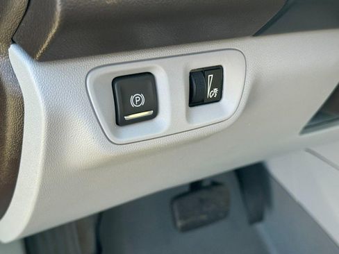 Used 2022 GMC Acadia SLT w/ Preferred Package image 18