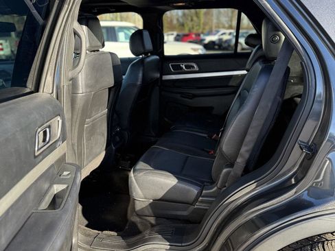 Used 2017 Ford Explorer XLT w/ Equipment Group 202A image 9