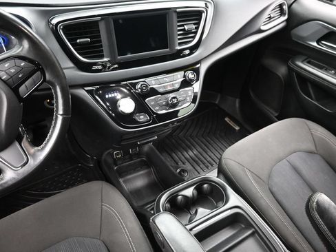 Used 2020 Chrysler Pacifica Touring w/ S Appearance Package FWD image 16