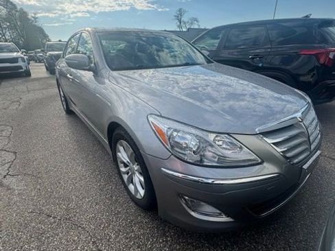 Used 2013 Hyundai Genesis 3.8 image 2