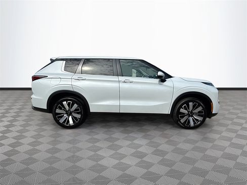 New 2025 Mitsubishi Outlander SE image 4