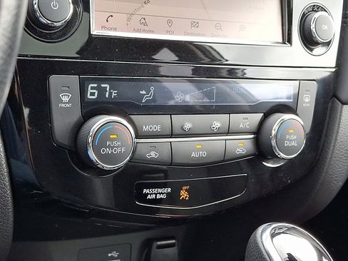 Used 2018 Nissan Rogue SL w/ Premium Package image 16