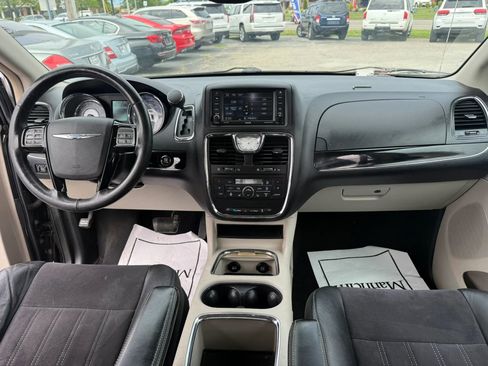 Used 2014 Chrysler Town & Country Touring-L FWD image 21