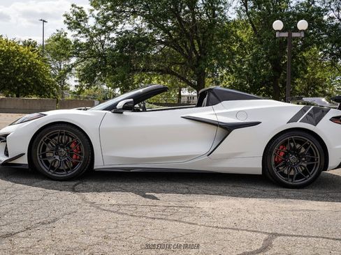 Used 2024 Chevrolet Corvette Z06 w/ Z07 Performance Package RWD image 3