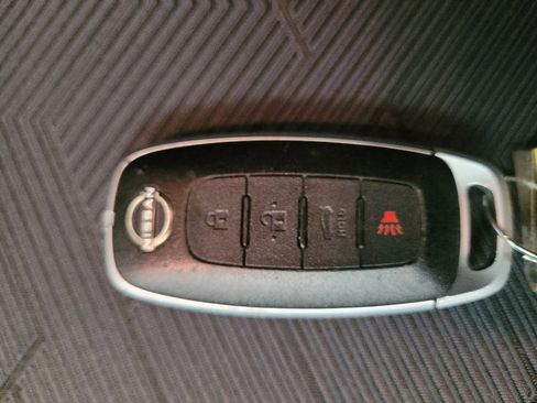 Used 2023 Nissan Versa SV image 32