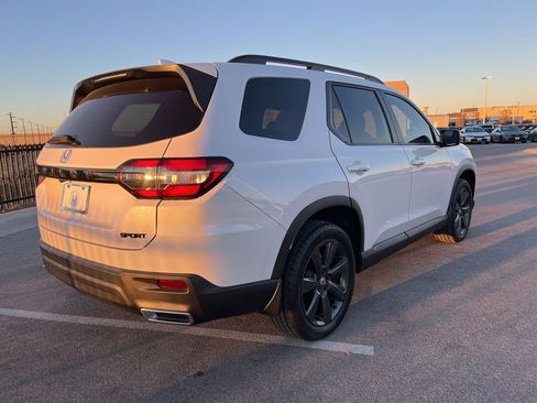 Used 2025 Honda Pilot Sport image 4