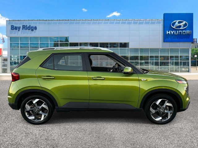 Used 2024 Hyundai Venue SEL FWD image 2