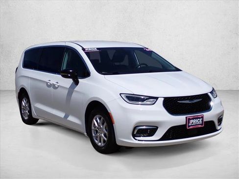 Used 2024 Chrysler Pacifica Touring-L FWD image 6
