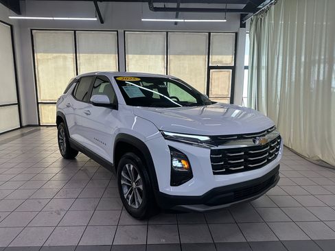 Used 2025 Chevrolet Equinox LT AWD/4WD image 2