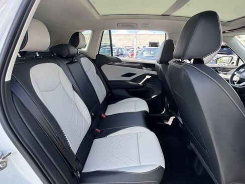 Used 2025 Volkswagen Tiguan SE AWD/4WD image 16