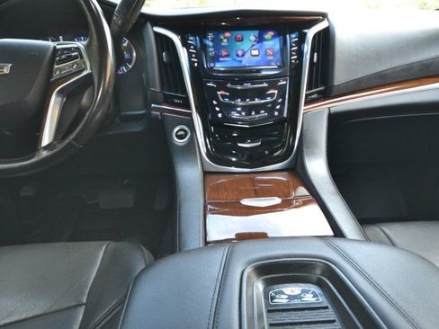 Used 2018 Cadillac Escalade Luxury AWD/4WD image 21