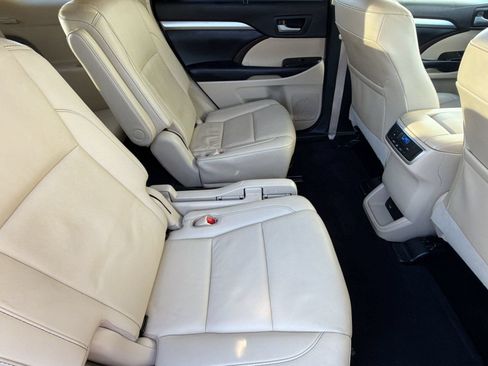 Used 2019 Toyota Highlander XLE FWD image 32