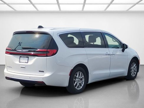 Used 2023 Chrysler Pacifica Touring-L FWD image 5