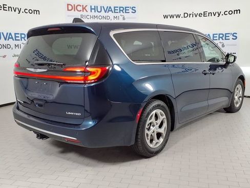 Used 2024 Chrysler Pacifica Limited w/ Trailer Tow Group FWD image 4