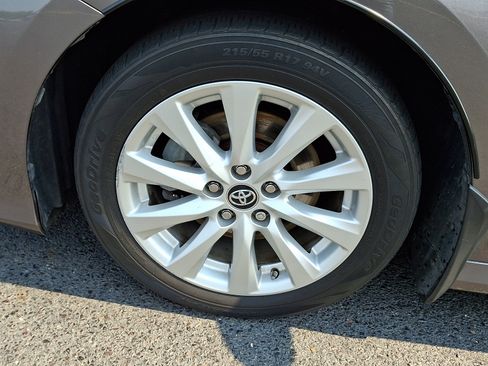 Used 2019 Toyota Camry LE w/ Convenience Package FWD image 8