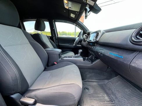 Used 2021 Toyota Tacoma TRD Sport AWD/4WD image 28