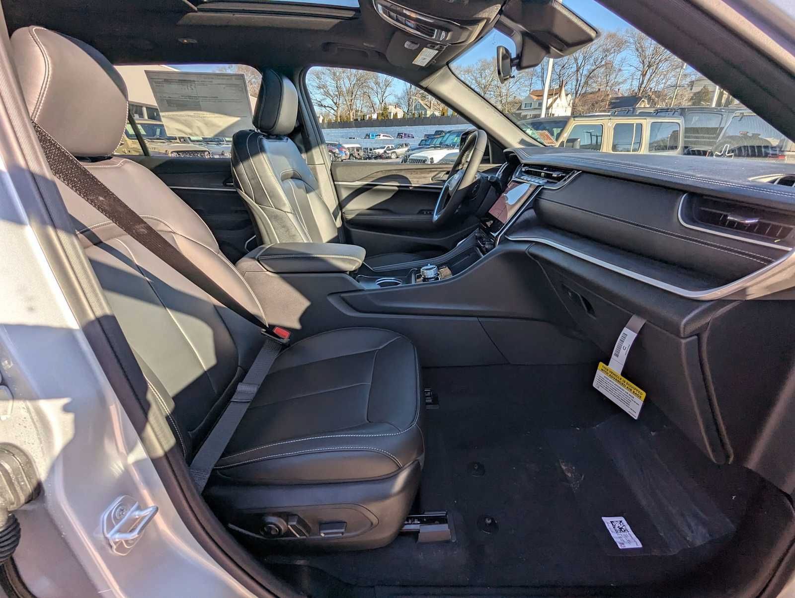 New 2025 Jeep Grand Cherokee L Limited w/ Black Appearance Package AWD/4WD image 23