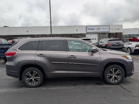 Used 2017 Toyota Highlander Plus AWD/4WD image 8