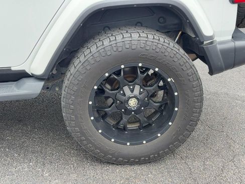 Used 2018 Jeep Wrangler Unlimited Sahara AWD/4WD image 4