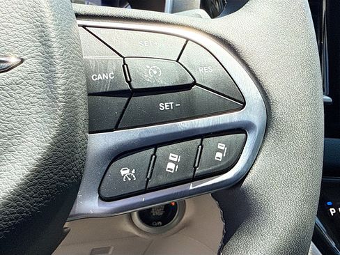 Used 2024 Chrysler Pacifica Touring-L FWD image 37
